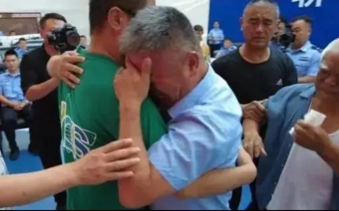 广东一男子寻回被拐十年的儿子后又无奈送回养父家，背后发生了怎样的故事？