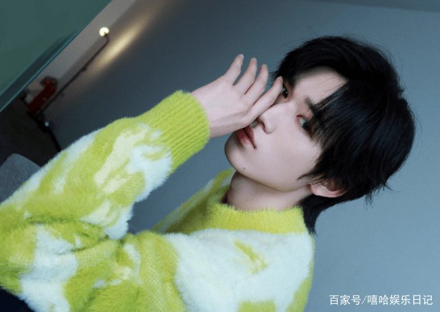 宋亚轩半夜遭“私生”围堵，工作人员与之发生冲突，究竟怎么回事？