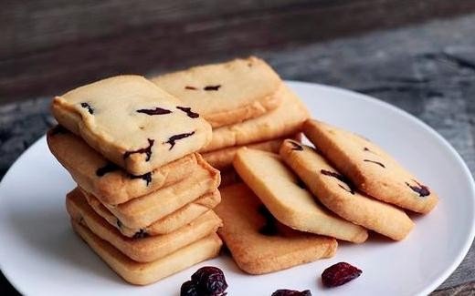 用模具压好饼干后,怎么拿起来?