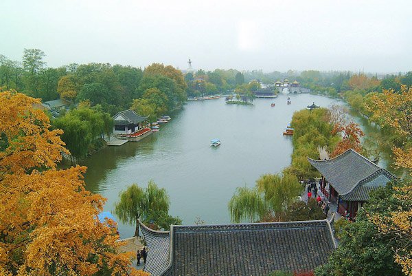 唐诗“二十四桥明月夜，玉人何处教吹箫？”描写的是什么场景？