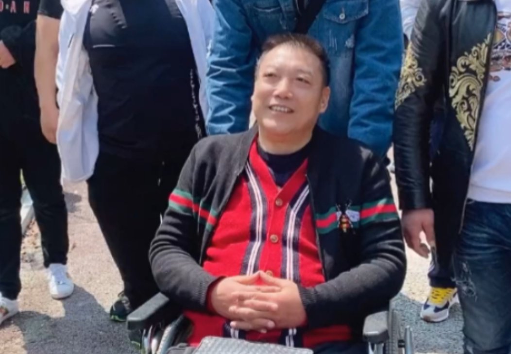 南京霞哥是个瘸子吗？