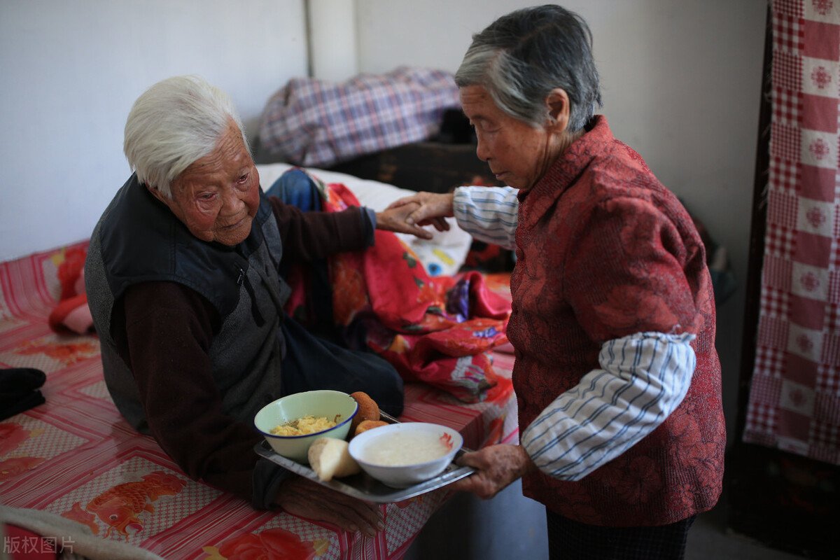 南京女孩用研究生奖学金给父亲买羽绒服视频走红，为何让众多网友红了眼睛？