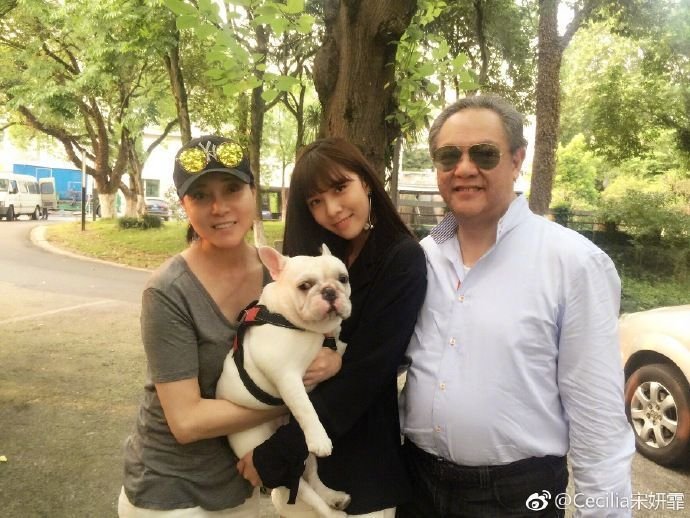 宋妍霏老爸年轻时旧照被赞“帅如吴彦祖”,你认可这个赞美吗