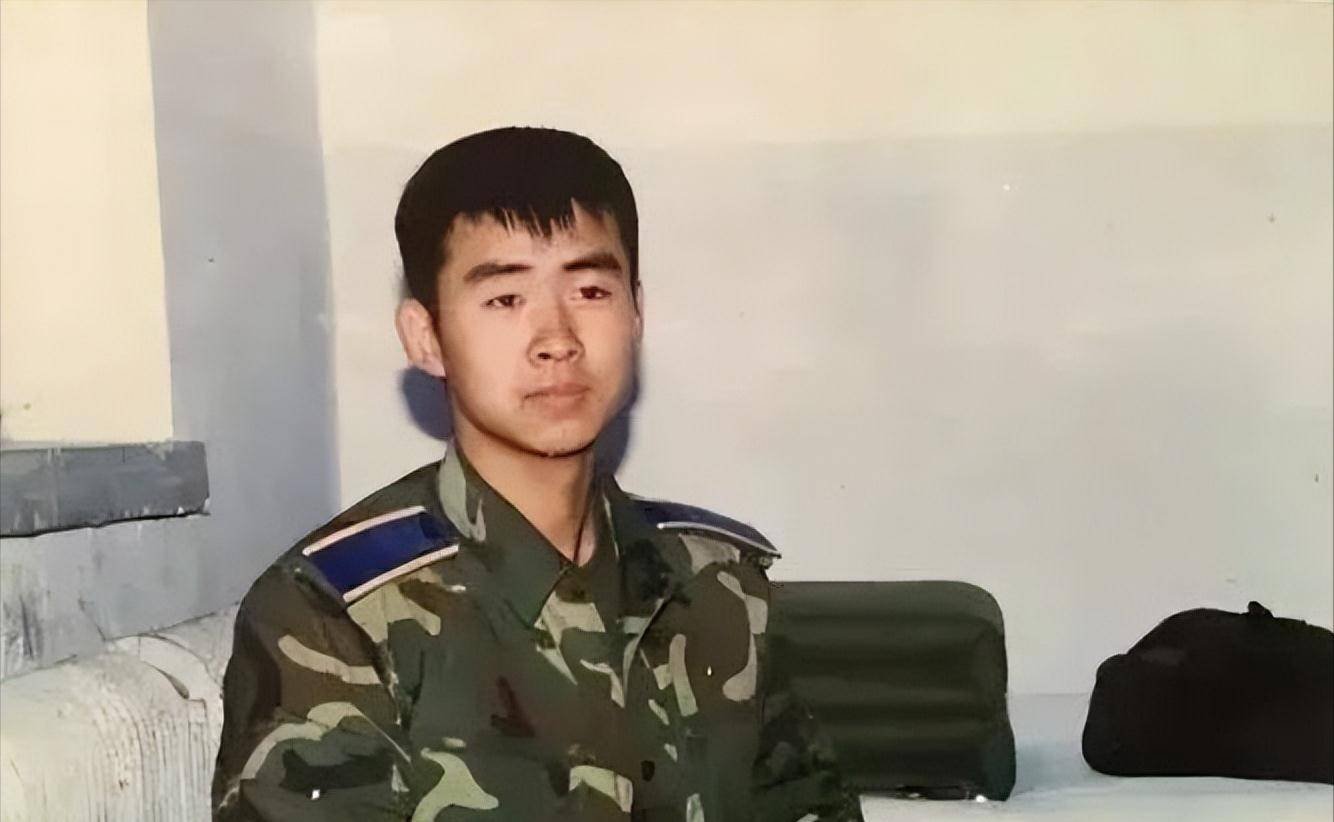 叶光富下飞机接受献花，笑着揽过妻子紧紧拥抱，他们之间有过哪些爱情故事？