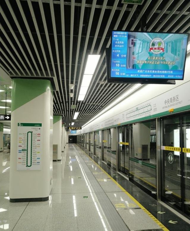 上海男子翻越站台进入地铁被夹致死，地铁方面是否该追究其责任？