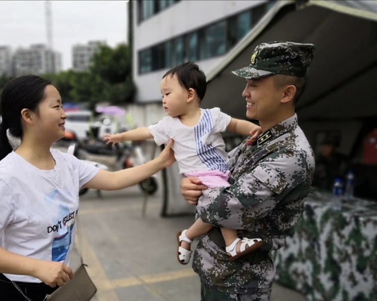 山西一老人见山竹落地以为是炸弹飞扑上去用肉身挡住，他为何会有如此举动？