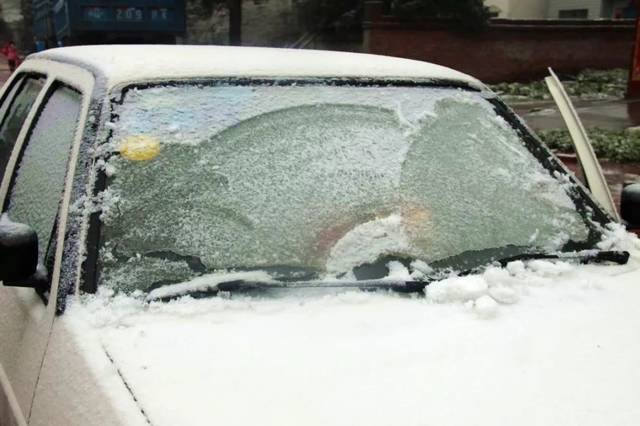 哈尔滨暴雪，一车窗结冰司机“铁头功”一头撞破，此举有何安全隐患？