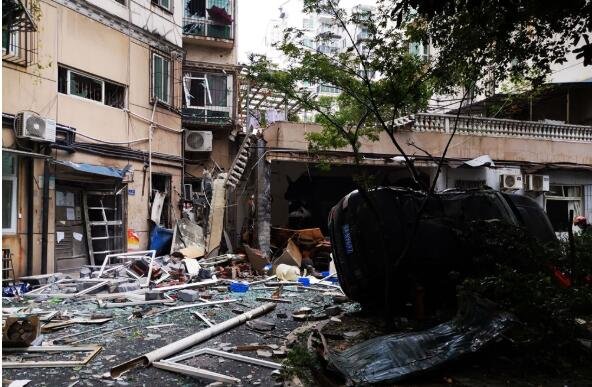 武汉洪山区一餐馆操作间发生爆燃，现场究竟是何情况？