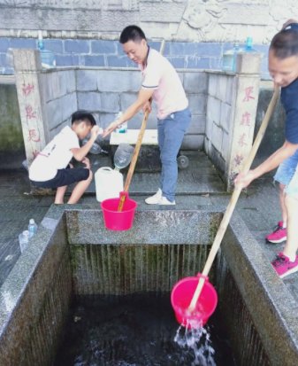 湖南一男子跳下古井中赤脚取水，古井水变“洗脚水”给当地造成了哪些损失？