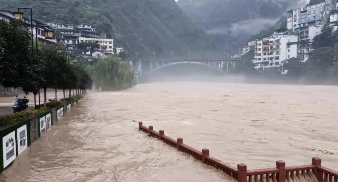 重庆5个区县突降暴雨，暴雨天你有哪些印象深刻的经历？