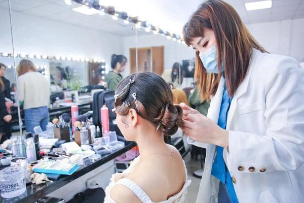 女孩子学化妆行业怎么样