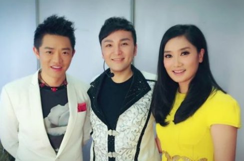 凤凰传奇的歌曲，大部分都是由玲花主唱的，她当初为什么没有选择单飞？