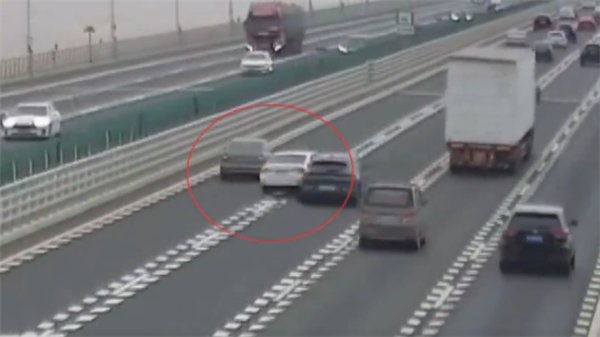 司机欲从两车中间超车，刮擦碰撞致多车事故，如何避免类似事故的发生？