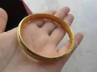 偷梁换柱！女子用地摊货换走闺蜜孩子金手镯，如何防范这种骗局？