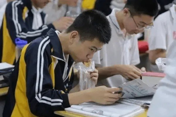 2023年中小学什么时候开学？