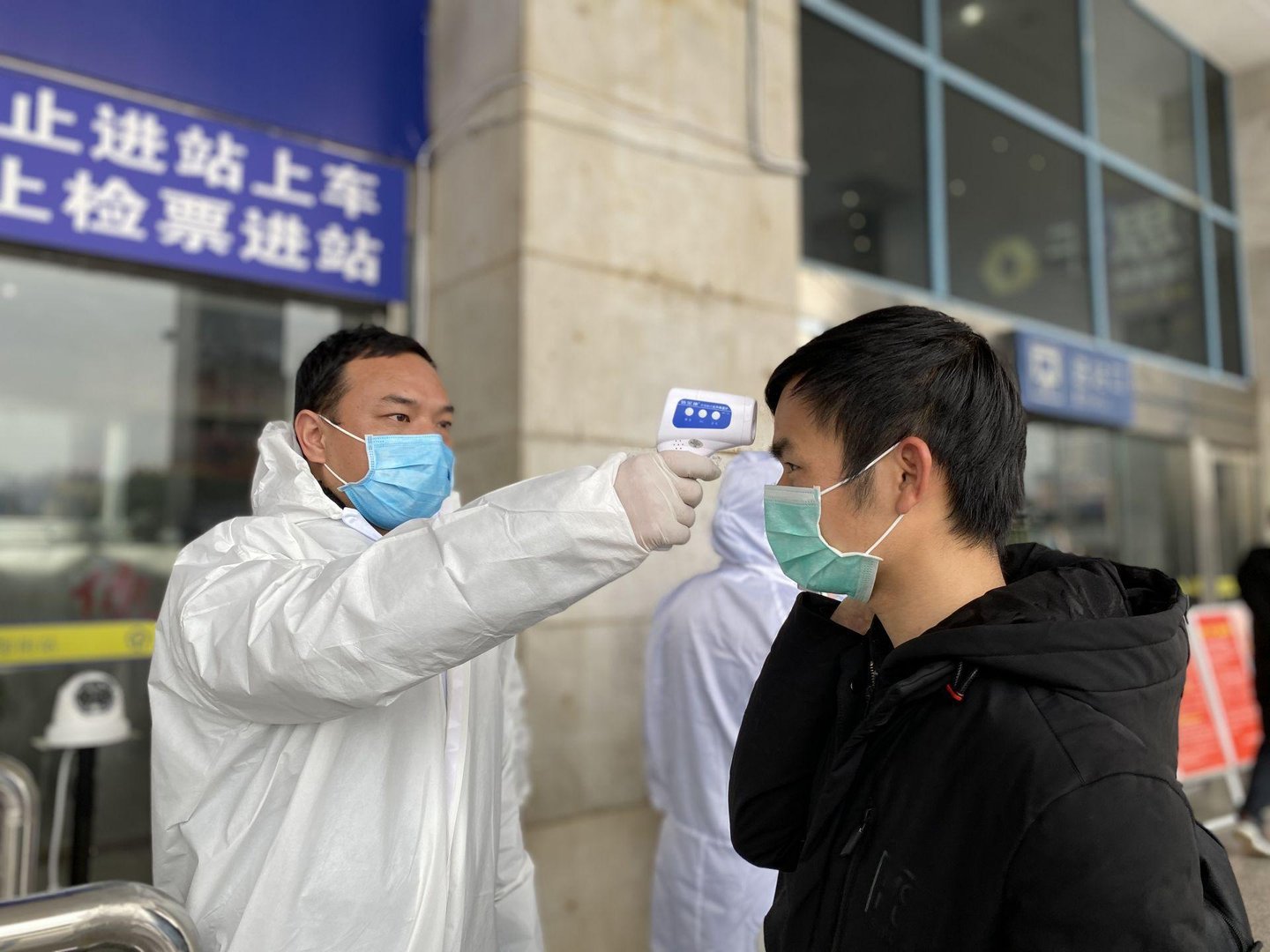 沈阳父子打防疫警察案宣判，父子被判多少年？