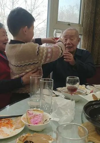 “爷爷 我干咯！”1岁半女宝宝饭桌上向爷爷敬酒，爷孙俩的相处有多温馨？