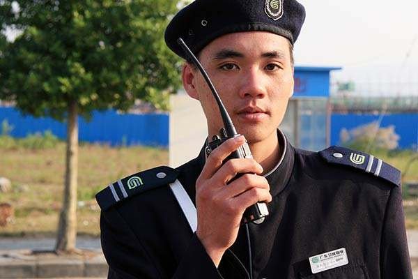 物业锁外卖小哥车称人民的权力，正当还是滥用？