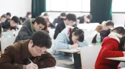 对阵德国，一日本球迷在场边写出标语感谢老板准假，有个好老板是何体验？