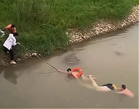 保定一男童意外落水母亲慌忙去救，双双被冲走，如何防范意外事件的发生？