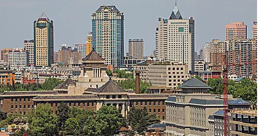 人世间里的吉春市是哪里？