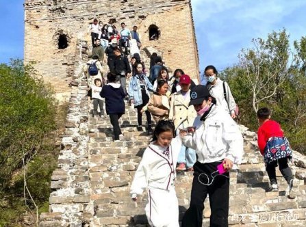 黄奕带女儿爬长城被偶遇，8岁女儿的长相为何遭到了吐槽？