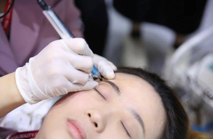 化妆培训一般学费多少？