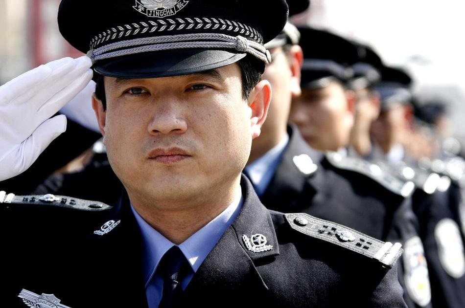 保定一辅警执勤中为保护战友被撞牺牲,这样的人英雄是否值得我们永远铭记?