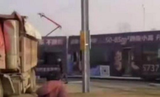 沈阳大货车与轻轨相撞，此起事故会如何划分责任？