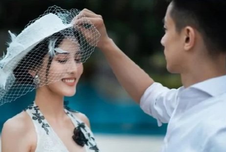 继伟妻子晒二人婚纱照，他们夫妻二人的颜值看起来有多般配？