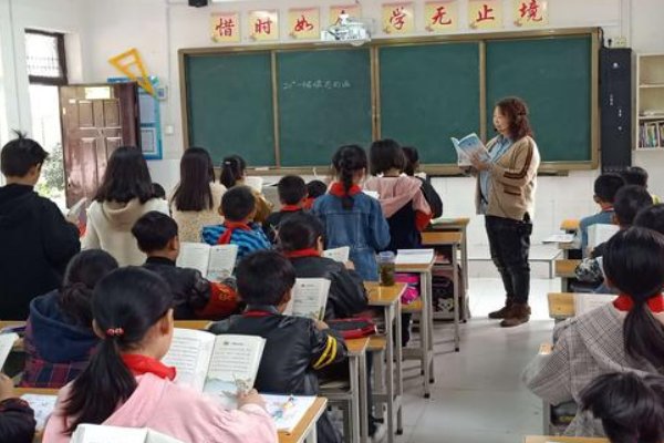 试看今夕知何夕,颇觉新年胜旧年的意思