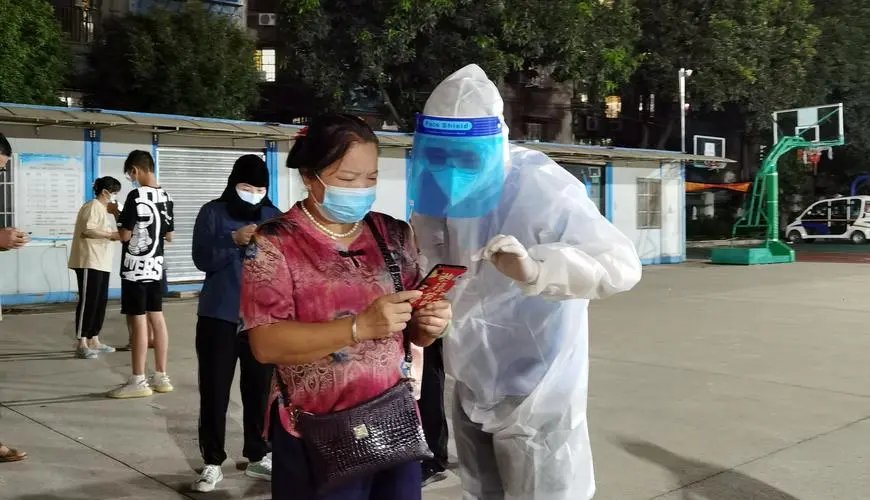 居民下楼做核酸忘带钥匙,下一秒享受特殊待遇,做坐云梯车回家是什么体验?