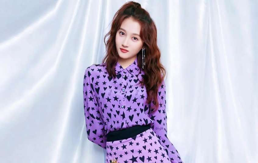 老舍和关晓彤什么关系