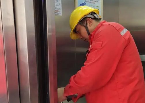 当你被困到电梯的时候，第一时间应该怎么做？