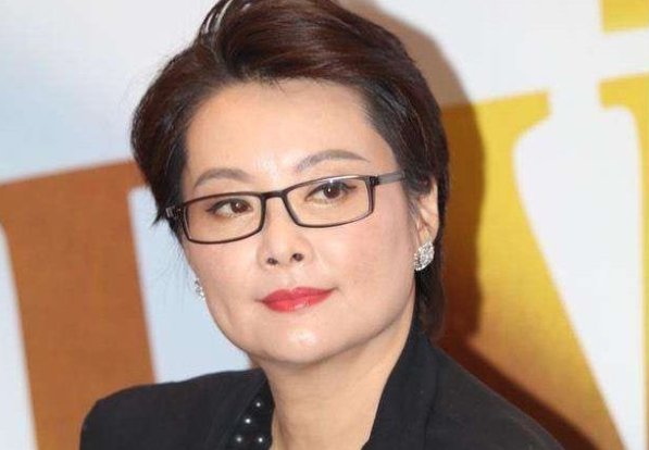 48岁袁立素颜前往医院，她老公是谁？