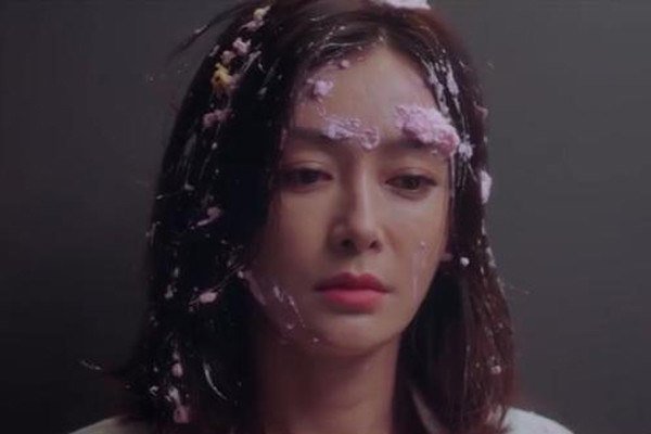 《怪你过分美丽》：莫向晚被粉丝砸蛋糕，林湘为什么不站出来保护莫向晚？