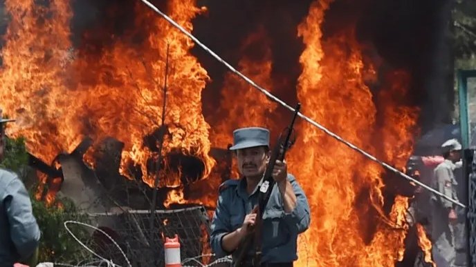 阿富汗的喀布尔机场发生了火灾，这场火灾的导火索是什么？