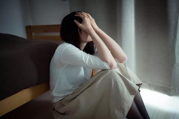 北京一女子造谣央美确诊教授出轨被抓,她的行为给当事人造成了什么影响?
