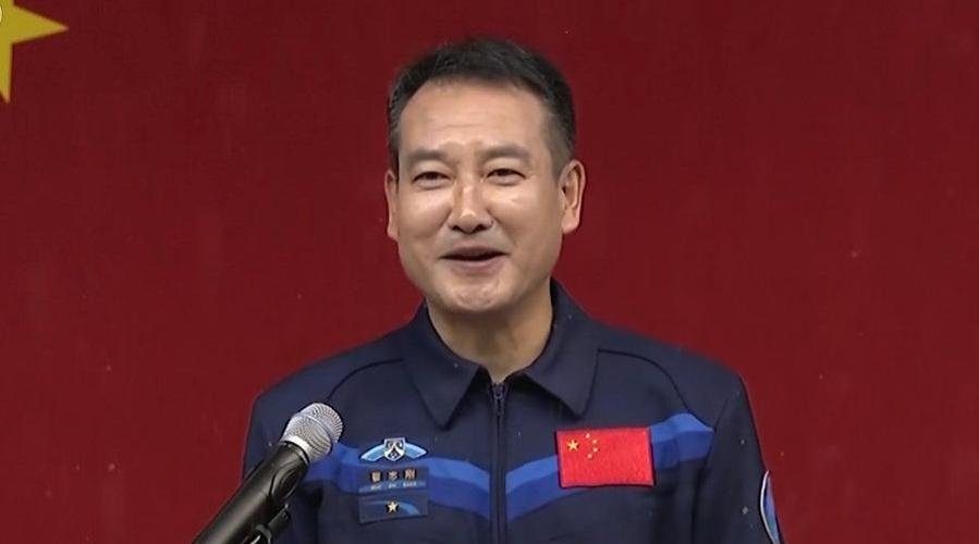 翟志刚谈上次出舱感受,他出舱后能适应地球上的生活吗?