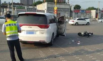 邯郸一辆车冲撞人群，致14人当场受伤，事故发生时的具体情况是怎样的？