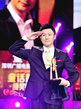 《军情解码》主持人个人背景是什么?