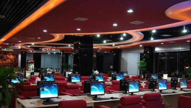 整天泡网吧打游戏的人，他们的经济来源是什么？