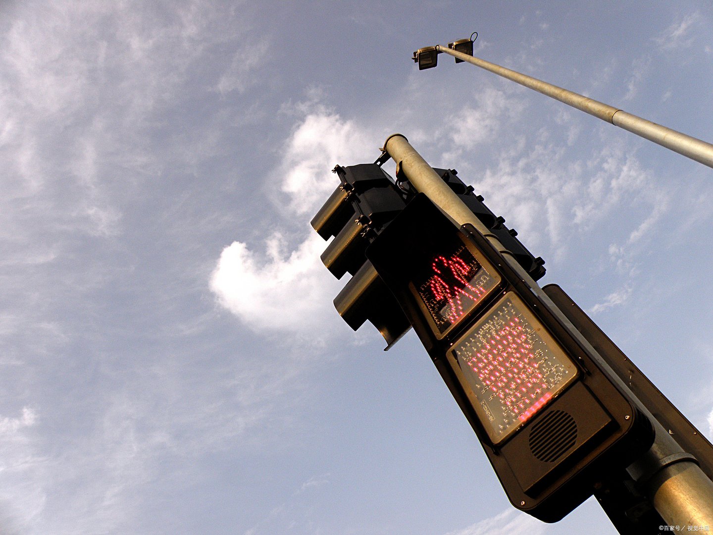 双层信号灯一红一绿看那个灯