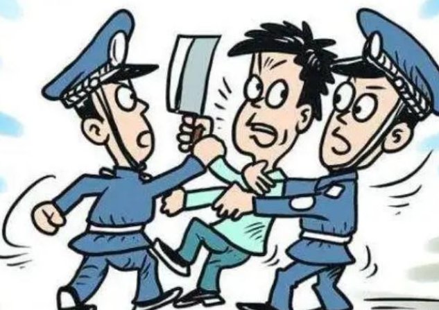 见义勇为！保安被男子锁喉，3名路人上前制止，袭击者到底有何目的？