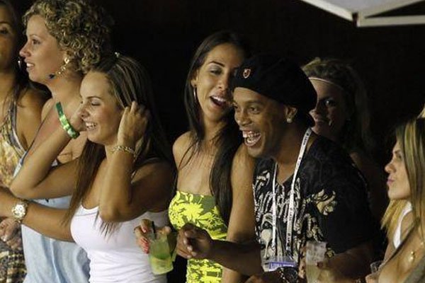 曝小罗生活陷入窘境每天嗜酒如命,曾被誉为梅西大哥的他为何会这样?