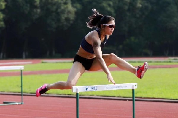 吴艳妮在哪个学校？