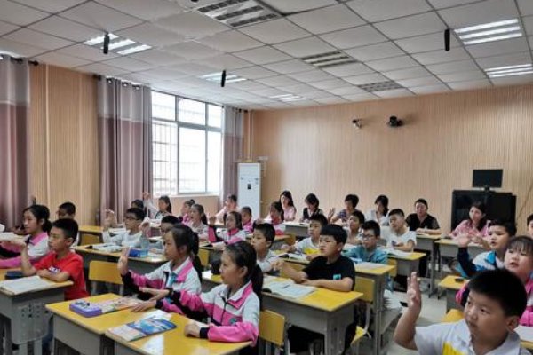 试看今夕知何夕,颇觉新年胜旧年的意思