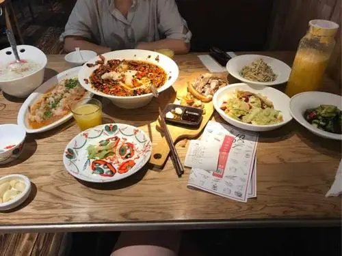 江苏一顾客吃饭吃出蟑螂，饭店老板一把抢走，你如何看待饭店老板的做法？