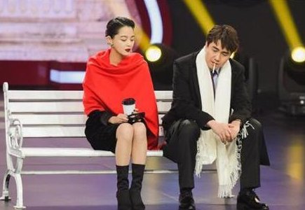 辛芷蕾翟天临被曝同居引热议，当事人对此传闻是何态度？