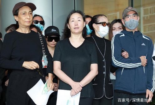 赌王去世一年才下葬，二太坐轮椅三太多人搀扶，黎婉华幼女最孤单，为什么？